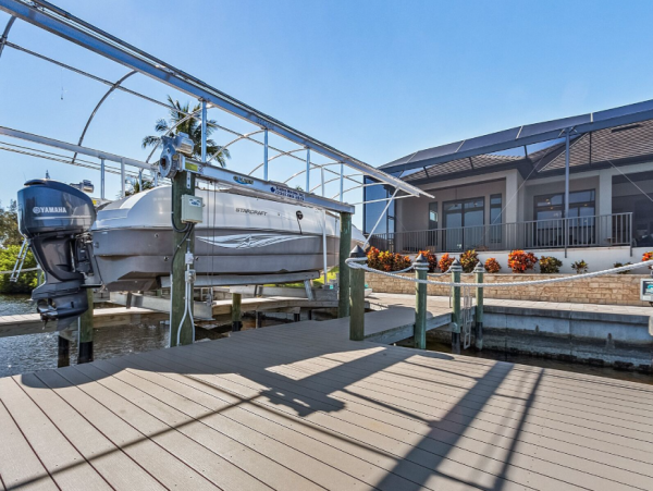 Luxurious Waterfront Retreat - 4 Bedroom Vacation Rental in Cape Coral